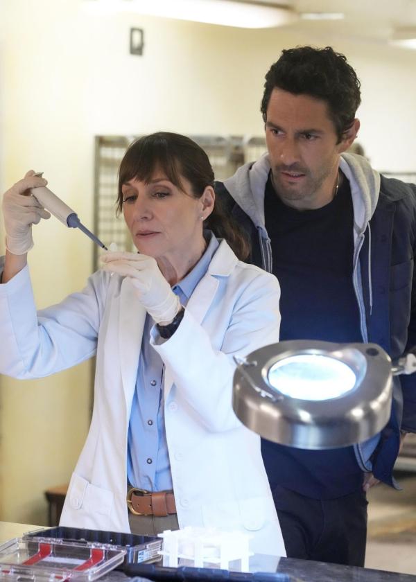 Bild 1 von 8: Carla Chase (Seana Kofoed, l.); Jesse Boone (Noah Mills, r.)