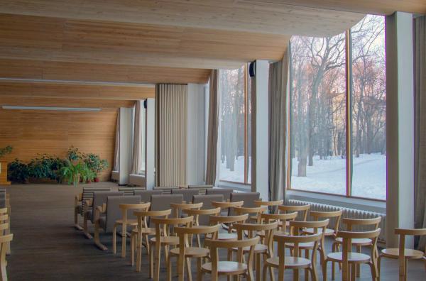 Bild 1 von 4: Mittels Materialien wie Glas, Holz, Beton und Ziegel ließ der finnische Meisterarchitekt Alvar Aalto seine modernen Interpretationen von romanischen Foren oder venezianischen Amphitheatern entstehen.