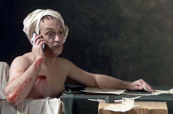 Bild 1 von 2: Marat sitzt in seiner Badewanne, das Wasser ist schon eiskalt. Da trommelt Charlotte Corday an der Tür. Sie ist verärgert. Sie wirft ihm vor, dass er bereits seit 1793 im Badezimmer hockt und die Badewanne besetzt Ö...