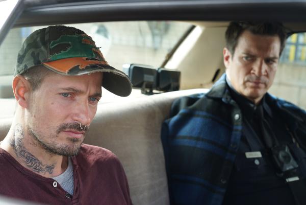Bild 1 von 2: John Nolan (Nathan Fillion, r.) nimmt den Autodieb Andrew Gannon (Lane Carlson, l.) fest.