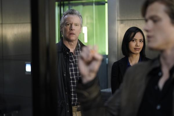 Bild 1 von 14: (v.l.n.r.) James MacGyver (Tate Donovan); Desi (Levy Tran); MacGyver (Lucas Till)