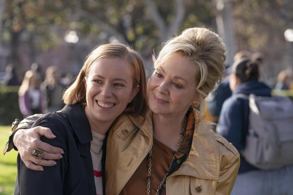 Bild 1 von 3: Deborah (Jean Smart, r.) und Ava (Hannah Einbinder, l.) sind glücklich. Deborahs Lebenstraum einer eignen Late-Night-Show ist zum Greifen nah. Doch dann ergeben sich Komplikationen.