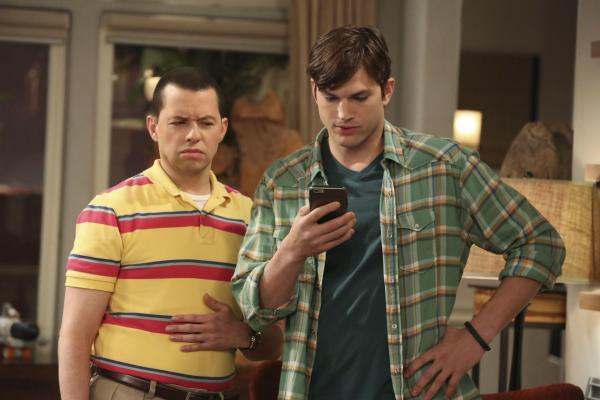 Bild 1 von 19: Nachdem Walden (Ashton Kutcher, r.) eine Droh-SMS erhält, die Zitate aus dem Privatleben von Charlie Sheen stark ähneln, sucht er mit Alan (Jon Cryer, l.) Lieutenant Wagner auf. Wagner verspricht, sich um den Fall zu kümmern. Zu Hause angekommen, finden sie den nächsten Hinweis darauf, dass Charlie seine Rache ernst meint ...