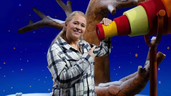 Bild 1 von 1: Singa guckt sich die Bilder an, die mit dem Stern kommen und denkt sich dazu eine Geschichte aus.