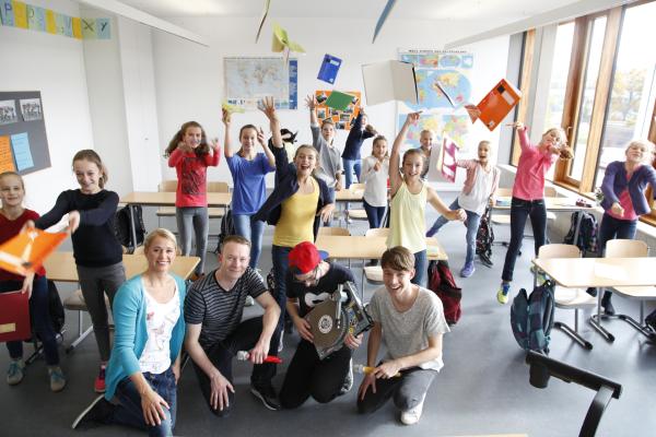 Bild 1 von 7: Singa und die Kids sorgen für Stimmung im Klassenzimmer.