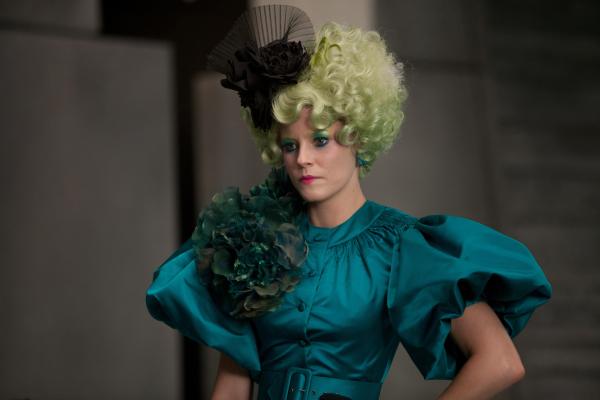 Bild 1 von 22: Katniss' und Peetas Betreuerin ist Effie Trinket (Elizabth Banks). Sie trägt immer eine Perücke in einer knalligen Farbe und dazu passendes Makeup ...