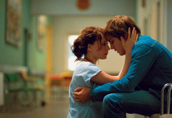 Bild 1 von 5: Alex (Daniel Brühl) besucht seine Mutter im Krankenhaus und lernt dabei Krankenschwester Lara (Chulpan Khamatova) kennen, in die er sich verliebt.