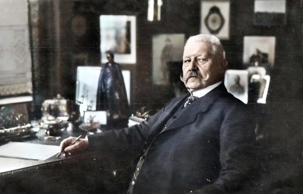Bild 1 von 5: Paul von Hindenburg bleibt Reichspräsident, aber Hitler gewinnt erheblich an Bekanntheit und Profil.
