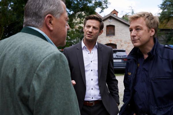 Bild 1 von 6: Die Kommissare Hofer (Joseph Hannesschläger, l.) und Hansen (Igor Jeftic, M.) sprechen mit Polizist Mohr (Max Müller, r.) über den Tathergang.