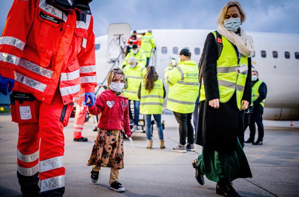 Bild 1 von 3: Claudia Peppmüller (re.) begleitet eine kleine Patientin vom Flugzeug ins Friedensdorf.