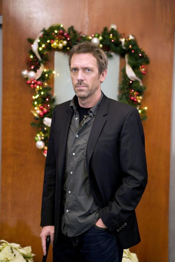 Bild 1 von 18: Dr. Gregory House (Hugh Laurie) hat großen Spaß daran, das vorweihnachtliche Wichteln seiner Mitarbeiter zu manipulieren ...
