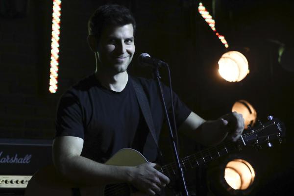 Bild 1 von 11: Eddie Saville (David Giuntoli)