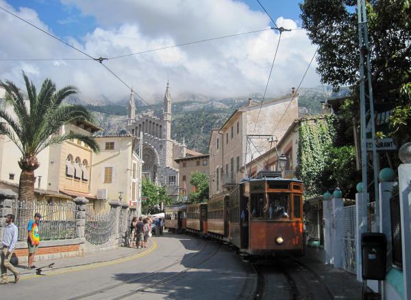Bild 1 von 1: Die Straßenbahn von Sóller fährt durch die Stadt direkt in den Hafen, ans Meer.