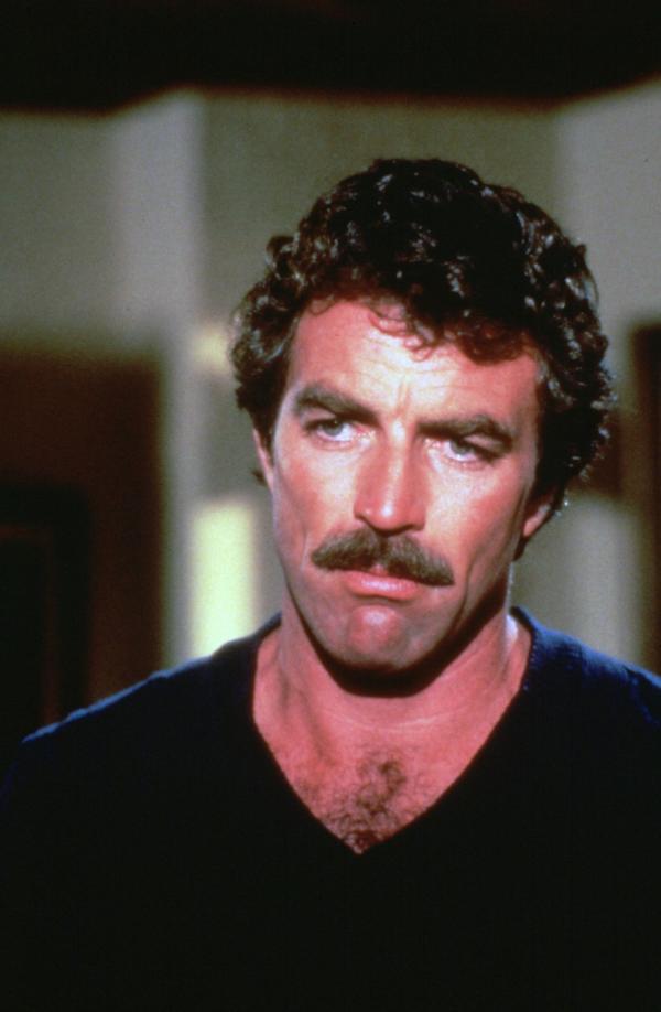Bild 1 von 9: Privatdetektiv Thomas Sullivan Magnum (Tom Selleck) löst seine Fälle meist auf sehr liebenswerte und auch tollpatschige Art ...