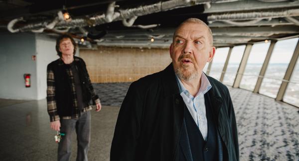 Bild 1 von 4: In den 90er Jahren war der Kölner Funkturm Colonius auch eine angesagte Party-Location. Davon ist jetzt nichts mehr zu sehen. Auch Kommissar Freddy Schenk (Dietmar Bär) war hier damals schon im Einsatz. Hatte der damalige Fall etwas mit den aktuellen Ermittlungen zu tun. Im Hintergrund der Colonius-Hausmeister (Gerd Köster, links).