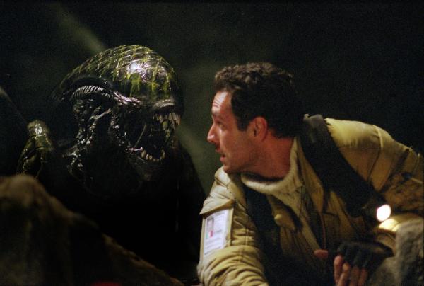 Bild 1 von 18: Am Südpol, 600 Meter unter dem Eis, muss der Archäologe Sebastian (Raoul Bova) gegen blutrünstige Aliens antreten, die ihn als Brutstätte ihres Nachwuchses benutzen wollen ...