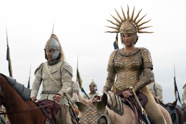 Bild 1 von 5: Königin Regentin Míriel (Cynthia Addai-Robinson, r.) und Elendils Sohn Isildur (Maxim Baldry, l.) ziehen in die Schlacht.