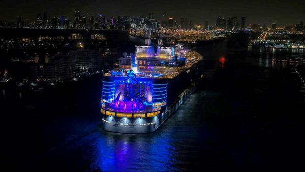 Bild 1 von 8: Einlaufen der Symphony of the Seas in den Hafen von Miami nachts.