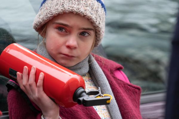 Bild 1 von 5: Léa Remacle (Juliane Lepoureau) möchte ihre Entführerin beschützen und greift zu einer drastischen Maßnahme.