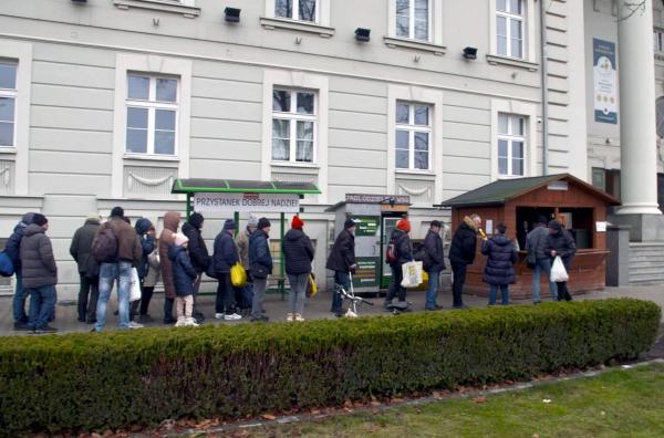 Bild 1 von 3: Pfarrer S?awomir Bar will vor seiner Kirche in Bydgoszcz die erste \