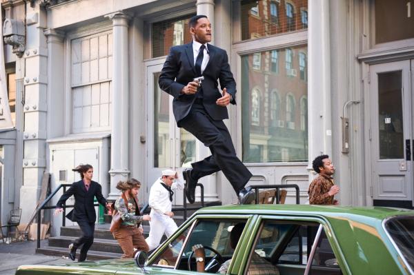 Bild 1 von 15: Agent J (Will Smith) jagt im New York der sechziger Jahre ein gefährliches Alien.