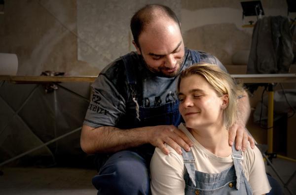 Bild 1 von 4: Billy (Anna Schimrigk, r.) hilft ihrem Freund Stefan (Tamer Tahan, l.) bei den Renovierungsarbeiten und dann finden sie Petras Geldbörse.