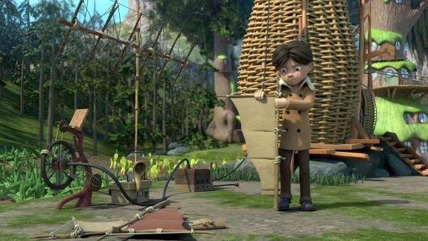 Bild 1 von 3: Klincus tüftelt eifrig an seiner Windturbine, die er nach den Plänen seiner Eltern errichten will.