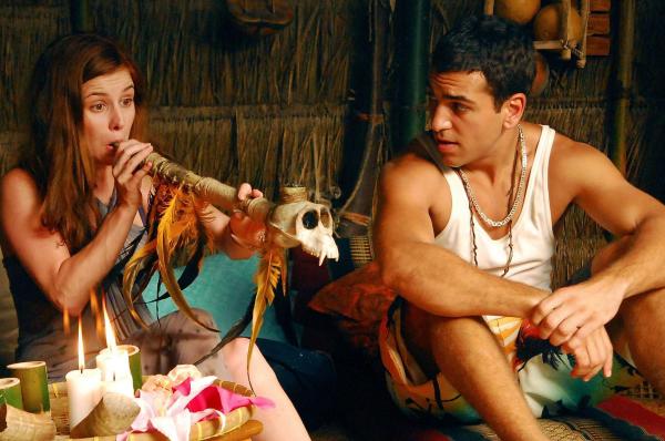 Bild 1 von 12: Im Bild: Lena (Josefine Preuß) und Cem (Elyas M?Barek) machen sich mit den Gebräuchen der Eingeborenen vertraut.