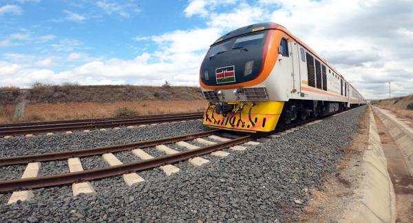 Bild 1 von 3: Der neue Zug trägt einen stolzen Namen: Madaraka Express. Madaraka bedeutet auf Swahili u.a. Selbstbestimmung, ob die allerdings durch die starke Abhängigkeit von chinesischen Krediten möglich ist, ist umstritten. Denn: Ob sie die Kenianer jemals zurückzahlen können, ist ungewiss.