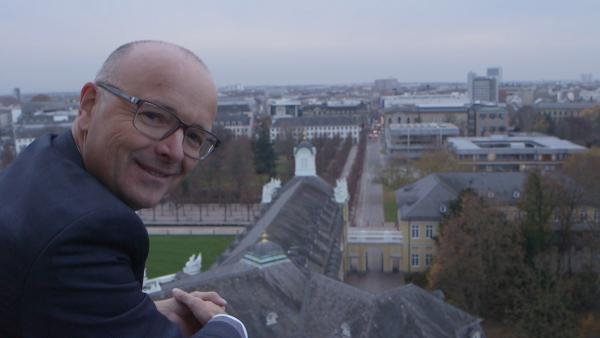 Bild 1 von 2: Wissenschaftsmoderator Karsten Schwanke auf dem Schlossturm in Karlsruhe.
