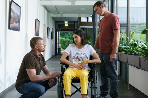 Bild 1 von 3: Major Max Herzog (Martin Gruber, l.) und Bezirksinspektor Klaus Lechner (Andreas Kiendl, r.) befragen Melanie Seidl (Laura Euler-Rolle) zu dem auf sie getätigten Angriff.