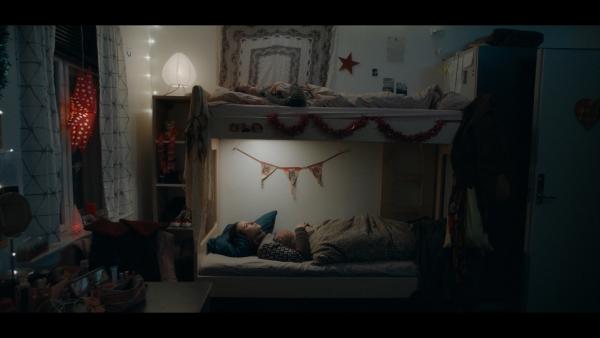 Bild 1 von 6: Tinka (Josephine Chavarria Hßjbjerg, unten) und Falke (Viilbjßrk Malling Agger) liegen in der Internatsschule im Bett.