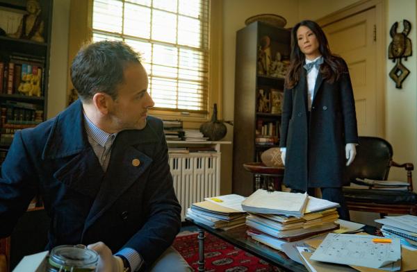 Bild 1 von 9: Müssen einen neuen Mordfall aufdecken: Sherlock Holmes (Jonny Lee Miller, l.) und Joan Watson (Lucy Liu, r.) ...