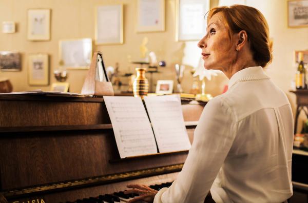 Bild 1 von 2: Frau Lehmann (Andrea Sawatzki) lauscht aufmerksam - ihr neues Chormitglied hat tatsächlich eine schöne Stimme!