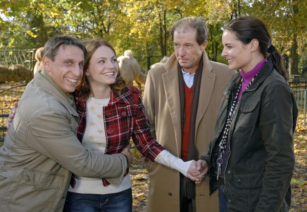 Bild 1 von 7: Zurück im Team: Dr. Susanne Mertens (Elisabeth Lanz, rechts), Dr. Fährmann (Michael Lesch, 2. von rechts) und Cheftierpfleger Conny (Thorsten Wolf) begrüßen freudestrahlend Susannes neue und gleichzeitig alte Assistentin Anett (Anna Bertheau).
