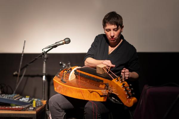 Bild 1 von 4: Selbständig mit Behinderung: Caroline Tallone ist Musikerin und Geigenbauerin.