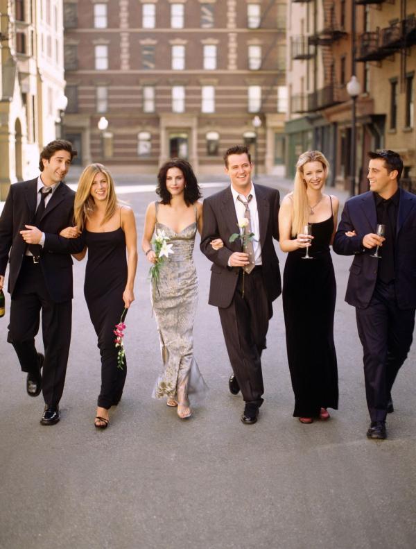 Bild 1 von 6: (9. Staffel) - Die sechs Freunde Ross (David Schwimmer, l.), Joey (Matt LeBlanc, r.), Phoebe (Lisa Kudrow, 2.v.r.), Monica (Courteney Cox, 3.v.l.), Rachel (Jennifer Aniston, 2.v.l.) und Chandler (Matthew Perry, 3.v.r.) sind unzertrennlich!