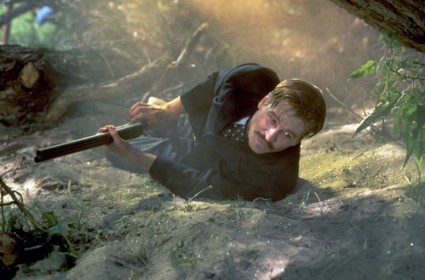 Bild 1 von 6: Von Krankheit gezeichnet, gibt sich Doc Holliday (Val Kilmer) seinen Widersachern jedoch nicht kampflos geschlagen.