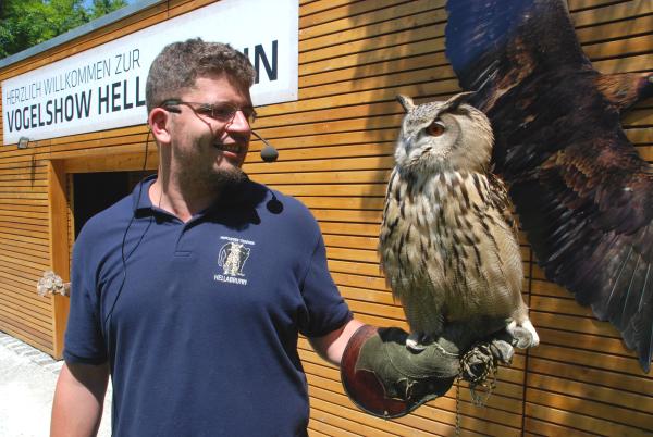 Bild 1 von 1: Ein Pfleger mit Uhu.