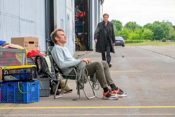 Bild 1 von 10: Im Bild: Für Tom Keller (Tillbert Strahl, l.) ist der Podcast zu seinem Fall mehr als nur geschäftsschädigend, wie er Caspar Bergmann (Thomas Heinze, r.) erklärt.