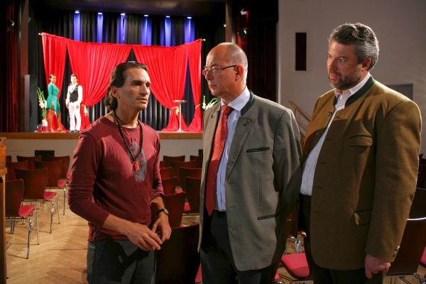 Bild 1 von 17: Im Bild: Polizeidirektor Gert Achtziger (Alexander Duda, m.) und Kommissar Stadler (Dieter Fischer, r.) befragen Tanzlehrer Nicolas Gonzales (Cuco Wallraff, l.).