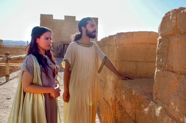 Bild 1 von 4: Helena (Ilham Oujri) und Paris (Mehdi Mellas) sehen in der Ferne die riesige Kriegsflotte der Griechen kommen. Paris, Sohn des Königs Priamos von Troja, hat Helena, die Frau des griechischen Königs Menelaos, nach Troja entführt. Menelaos sinnt auf Rache.