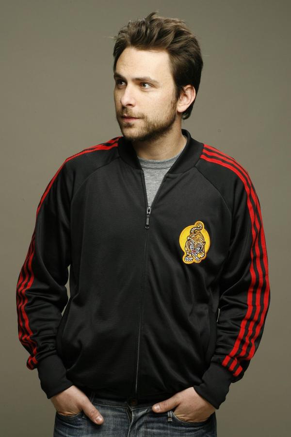 Bild 1 von 22: (3. Staffel) - Charlie Kelly (Charlie Day) ist ebenfalls Mitbesitzer des Paddy's und seit seiner Kindheit mit Mac befreundet ...