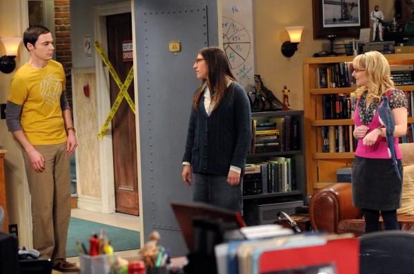 Bild 1 von 21: Sheldon (Jim Parsons, l.) versucht vergeblich, einen Vogel aus seiner Wohnung zu verscheuchen - bis Amy (Mayim Bialik, M.) und Bernadette (Melissa Rauch, r.) auftauchen ...