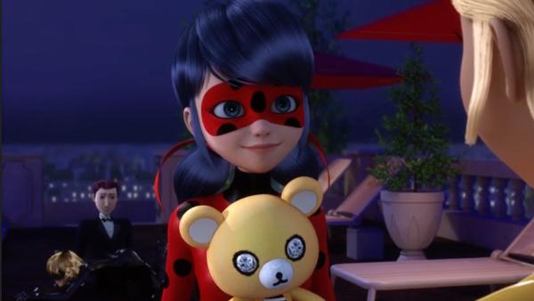 Bild 1 von 11: Von Chloé gedemütigt, wird ihr persönlicher Butler von Hawk Moth akumatisiert. Als Despair Bear kann er jetzt jeden manipulieren, den er berührt und er ist entschlossen, sich an Chloé zu rächen. Ladybug und Cat Noir müssen die Kontrolle behalten!
