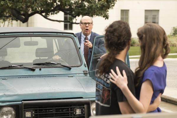 Bild 1 von 11: (v.l.n.r.) Schuldirektor Ball (Stephen Tobolowsky); Johnny Atkins (Sean Marquette); Carla (Alex Jennings)