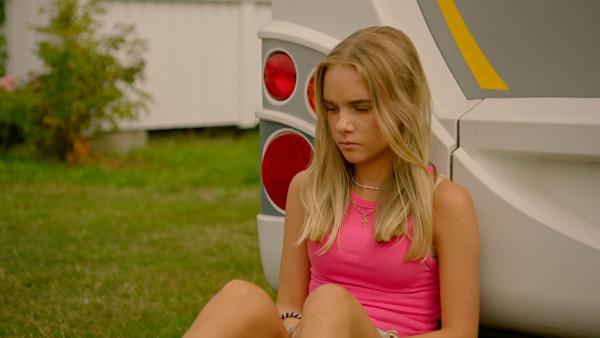 Bild 1 von 2: Silje (Sienna Rosie Schei) fühlt sich von der Clique auf dem Campingplatz ausgeschlossen.