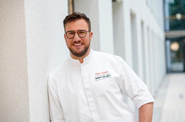 Bild 1 von 2: Spitzenkoch Sören Anders stellt sich dem Rezeptduell: Ein weihnachtliches Lieblingsgericht, zwei Spitzenköche, zwei völlig verschiedene Interpretationen. Der eine kocht einen Klassiker, der andere macht's \