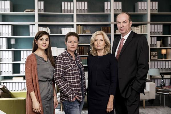 Bild 1 von 8: (v.l.n.r.) Yasmin Meckel (Sophie Dal); Gudrun Wohlers (Katrin Pollitt); Isa von Brede (Sabine Postel); Markus Gellert (Herbert Knaup)