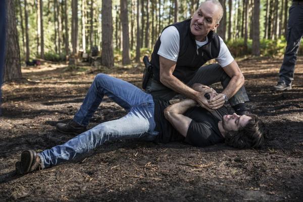 Bild 1 von 8: Stan Hurley (Michael Keaton, hinten); Mitch (Dylan O'Brian, vorne)